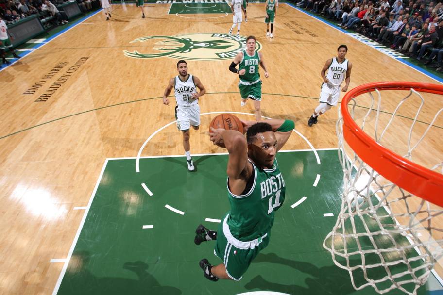 Evan Turner, Boston Celtics a canestro contro i Bucks al Bradley Center di Milwaukee. (Getty Images)